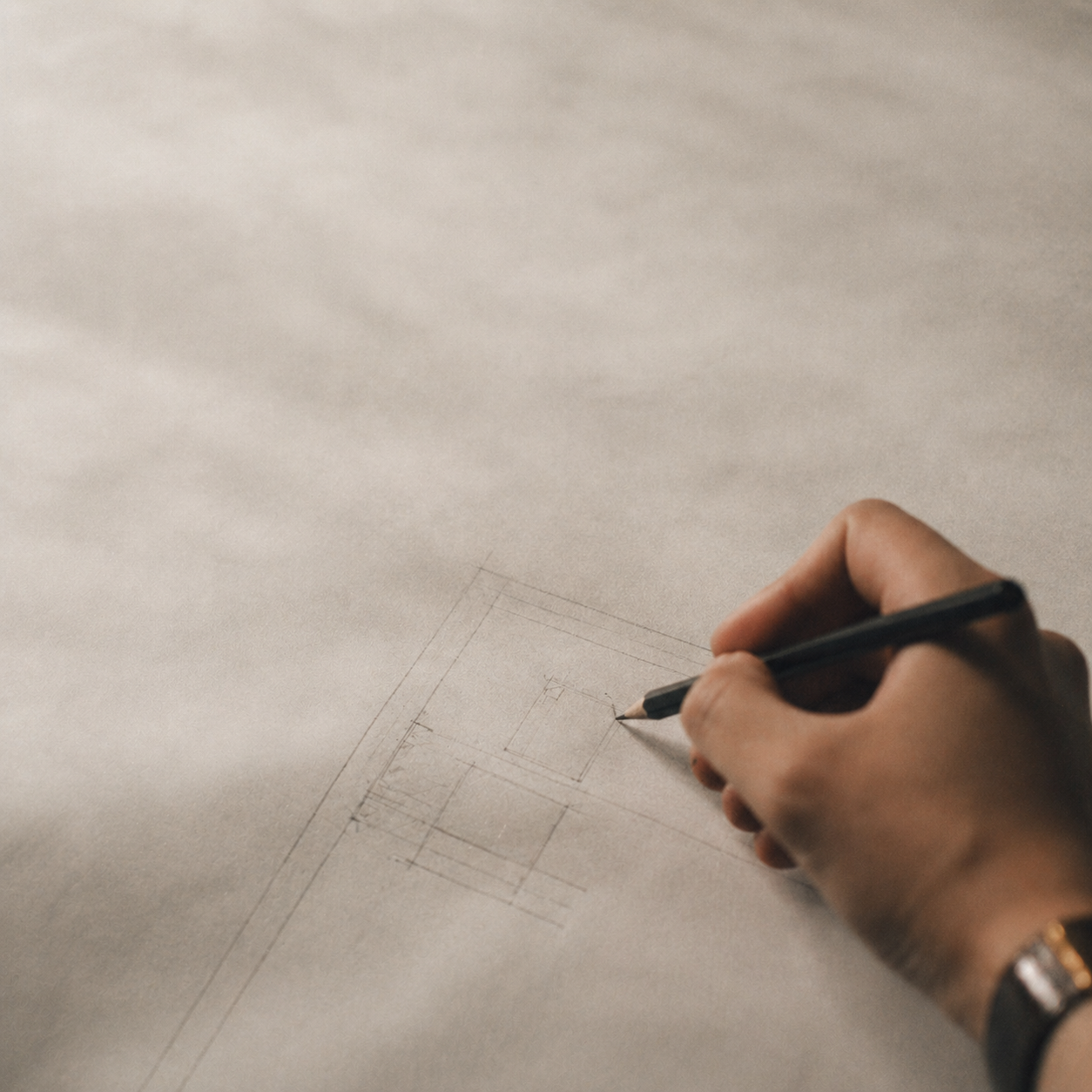 トレーシングペーパーにスケッチを描く手のクローズアップ